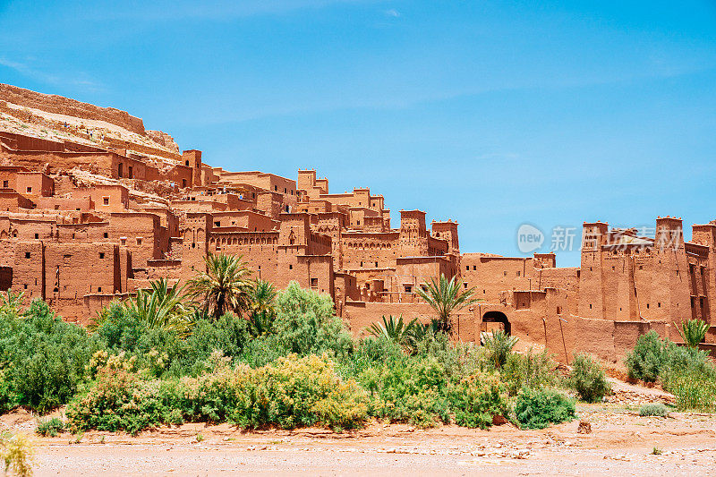 摩洛哥的Ait Ben Haddou ighrem(要塞村庄)，一个阳光明媚的日子，背景是晴朗的蓝天。